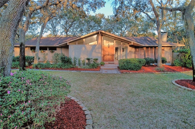 105 Driftwood Pl, Saint Simons Island, GA 31522 - mid-century home with a chimney and a front yard