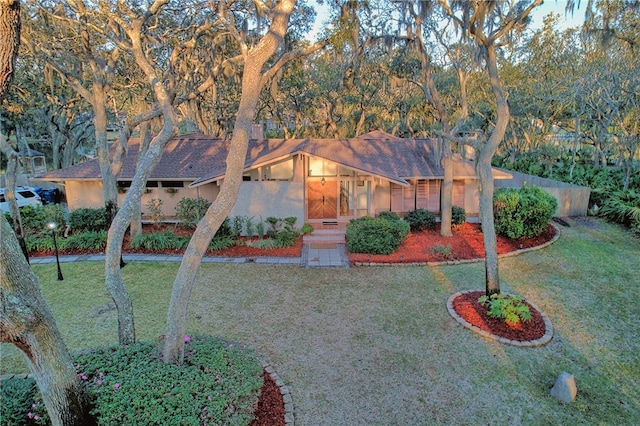 105 Driftwood Pl, Saint Simons Island, GA 31522 - view of front of property with a front lawn and stucco siding