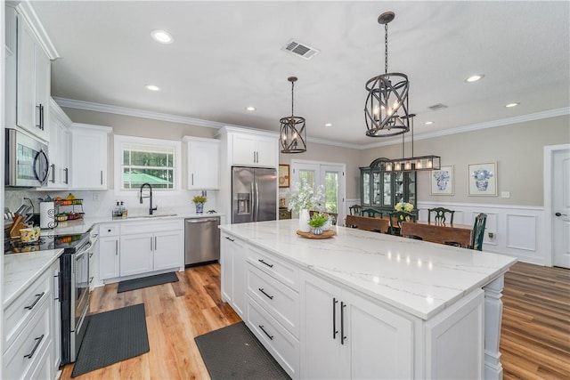121 Farms Edge Rd S, Manor, GA 31550 - kitchen with appliances with stainless steel finishes, plenty of natural light, white cabinetry, crown molding, and recessed lighting