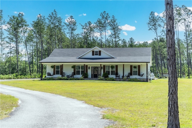 121 Farms Edge Rd S, Manor, GA 31550 - view of front of property featuring a porch, a front yard, and a shingled roof