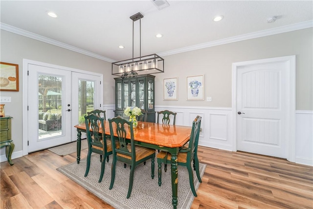 121 Farms Edge Rd S, Manor, GA 31550 - dining area featuring a chandelier, ornamental molding, light wood-type flooring, wainscoting, and recessed lighting