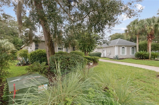 view of front facade with a front lawn