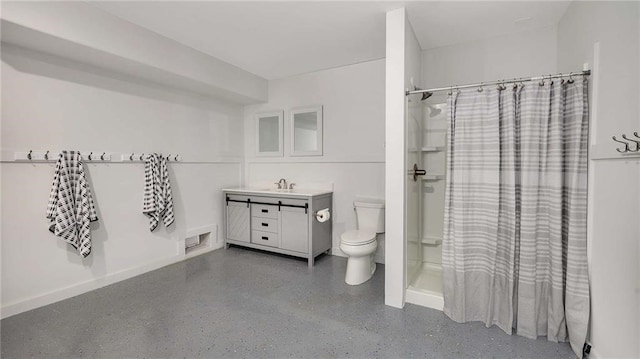 full bath featuring visible vents, toilet, vanity, curtained shower, and speckled floor