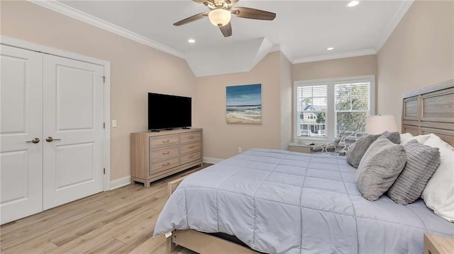 bedroom featuring light wood finished floors, ceiling fan, ornamental molding, and baseboards