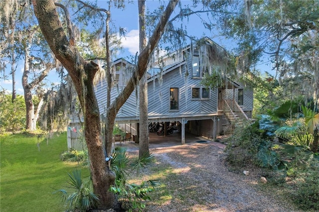 view of front facade featuring a front yard and a carport