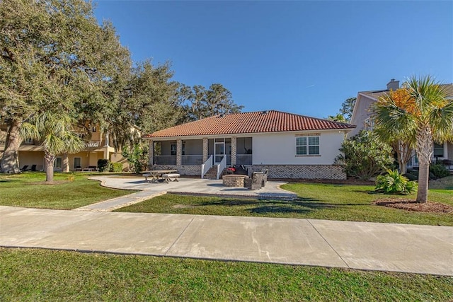 view of front facade featuring a patio area and a front lawn