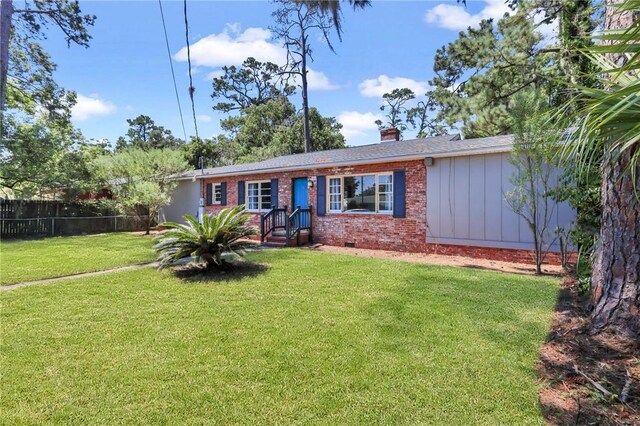 single story home with a front lawn