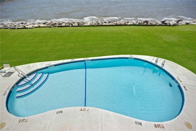 view of swimming pool featuring a lawn