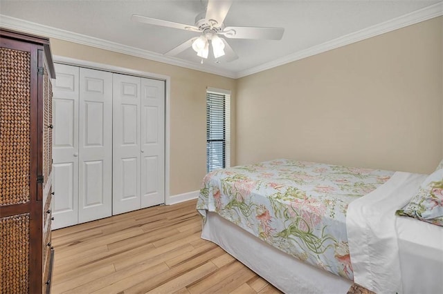 bedroom with ceiling fan, ornamental molding, light hardwood / wood-style floors, and a closet