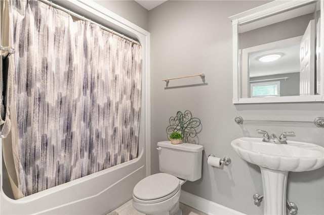 full bath featuring a sink, baseboards, toilet, and shower / tub combo