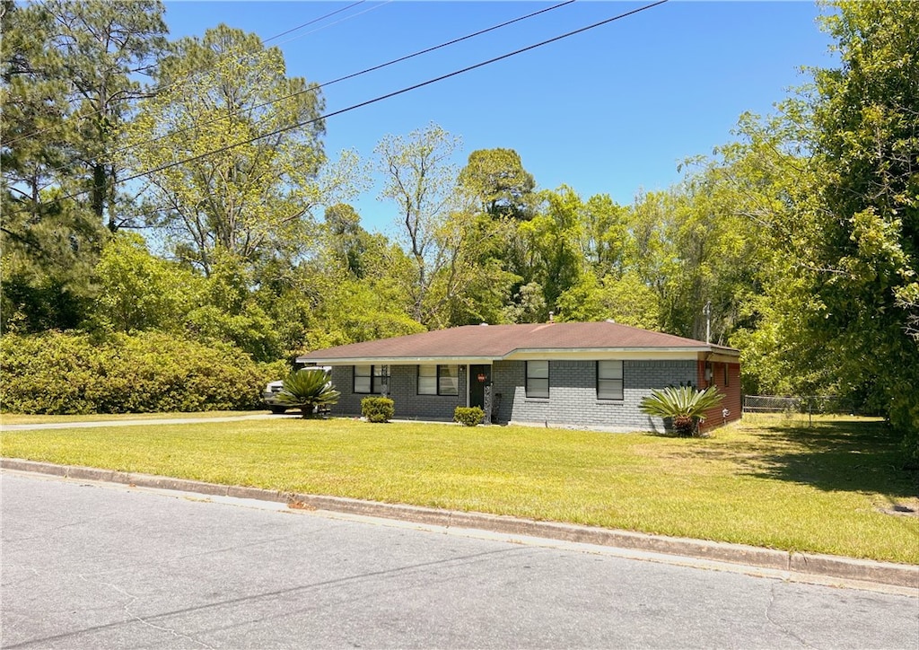 single story home with a front yard