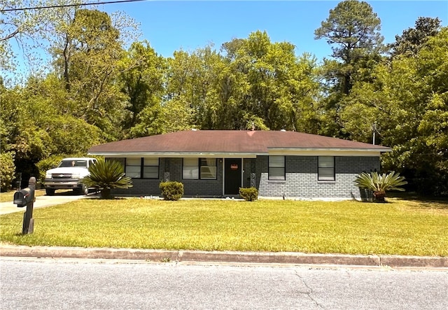 single story home featuring a front lawn