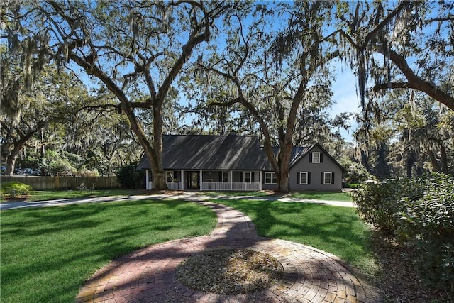 view of front of house featuring a front yard