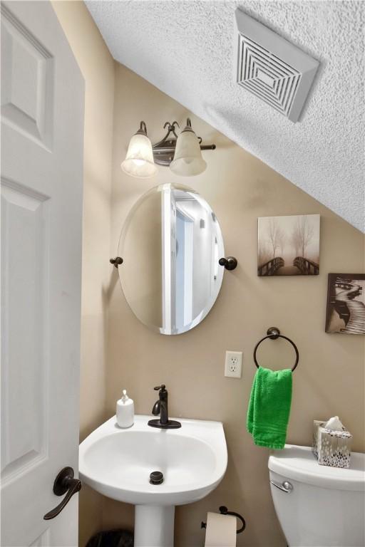 109 Mackay Cir, Brunswick, GA 31525 - bathroom with sink, a textured ceiling, and toilet
