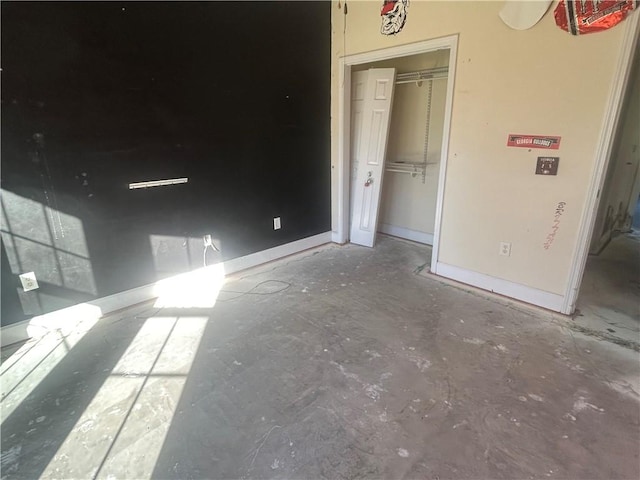 2657 Horseshoe Cv, Waverly, GA 31565 - unfurnished bedroom featuring a closet and baseboards