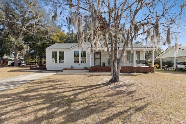 view of front facade featuring a front yard and covered porch