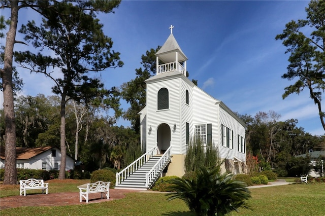 view of front of house with a front lawn