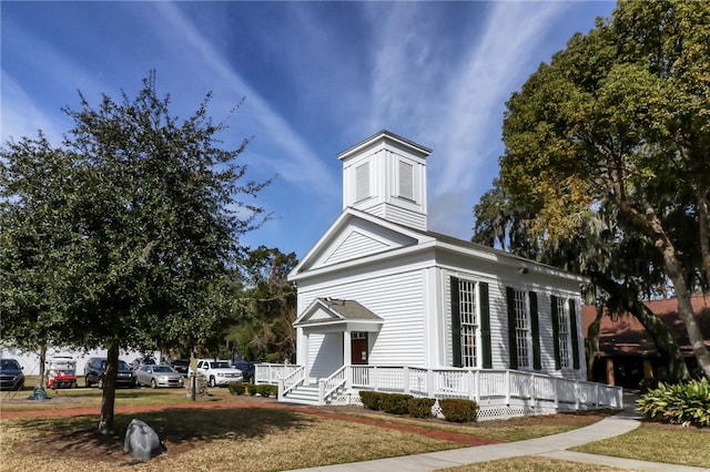 view of front of house with a front lawn