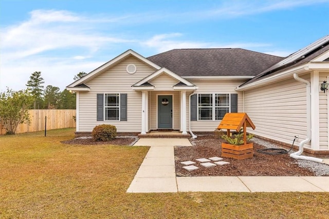 view of front of property featuring a front lawn