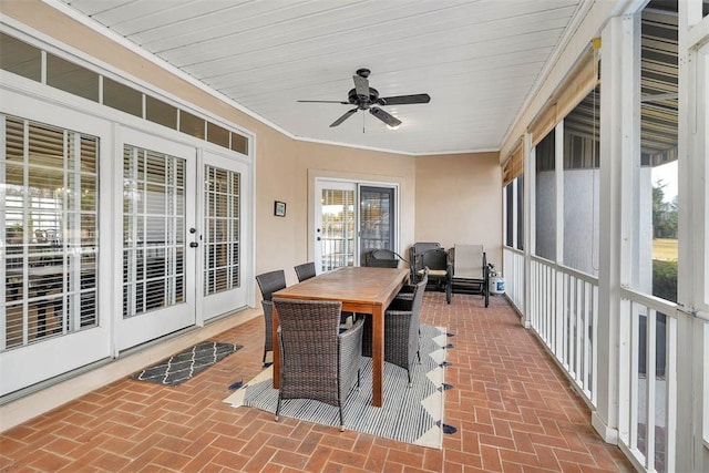 sunroom with ceiling fan