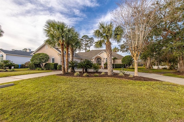 view of front of home featuring a front yard