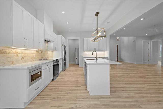 231 Salt Creek Way E, Brunswick, GA 31523 - kitchen with appliances with stainless steel finishes, a sink, recessed lighting, decorative backsplash, and light wood finished floors
