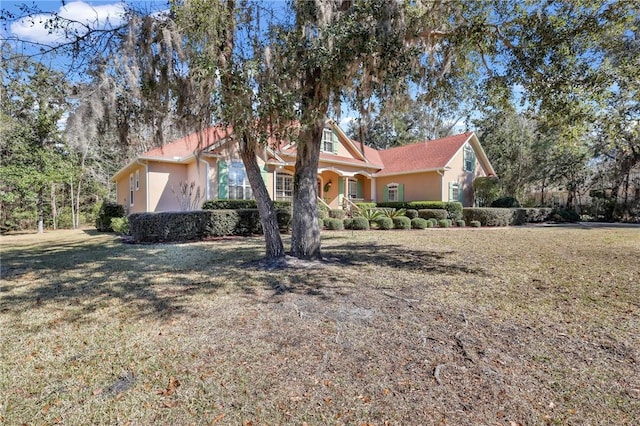 view of front facade featuring a front yard and stucco siding