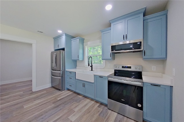 880 Miles Still Rd, Waycross, GA 31503 - kitchen featuring appliances with stainless steel finishes, a sink, light countertops, light wood-type flooring, and recessed lighting