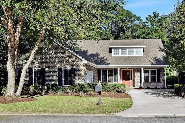 view of front facade featuring a front lawn