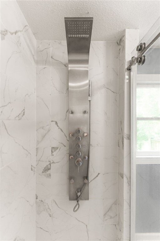 4936 US Highway 17 N, Brunswick, GA 31525 - detailed view of a marble finish shower and a textured ceiling