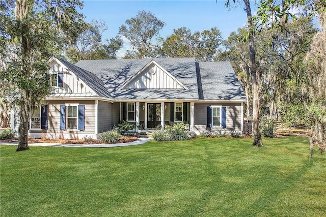 view of front of home featuring a front yard