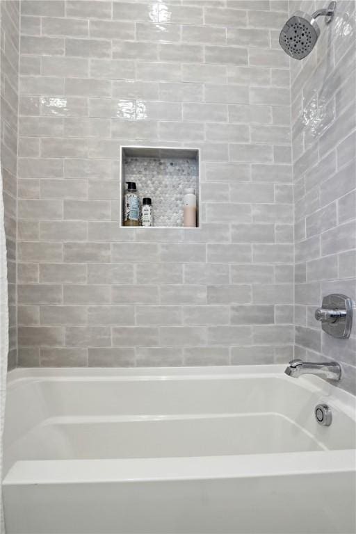 bathroom with tiled shower / bath