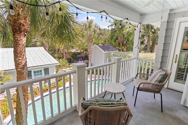 balcony featuring a ceiling fan