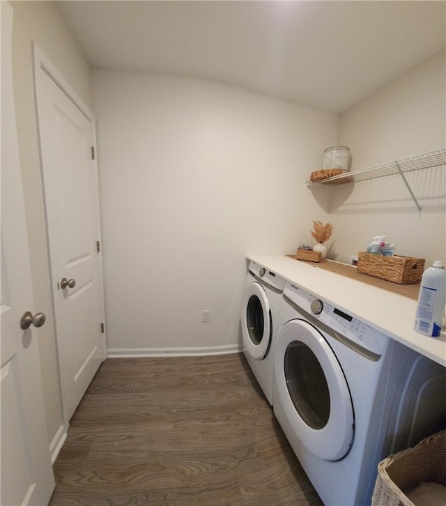 washroom featuring laundry area, dark wood-style floors, baseboards, and washing machine and clothes dryer