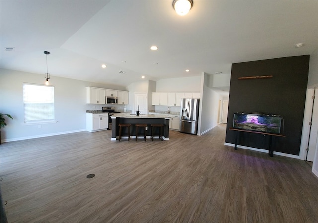 living area featuring visible vents, dark wood-style floors, recessed lighting, baseboards, and vaulted ceiling