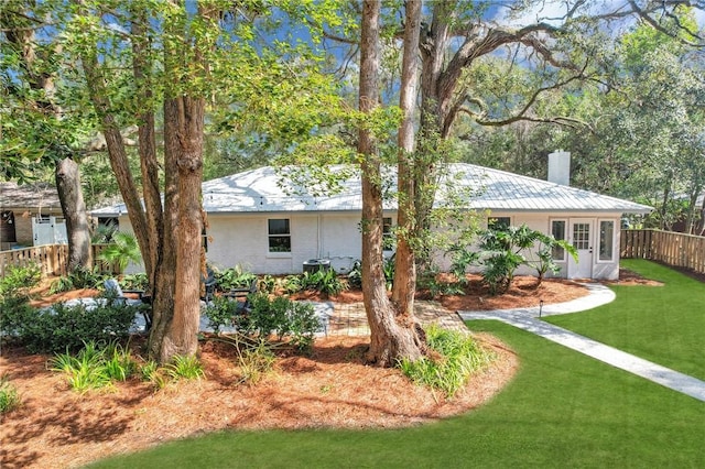 single story home with a front lawn