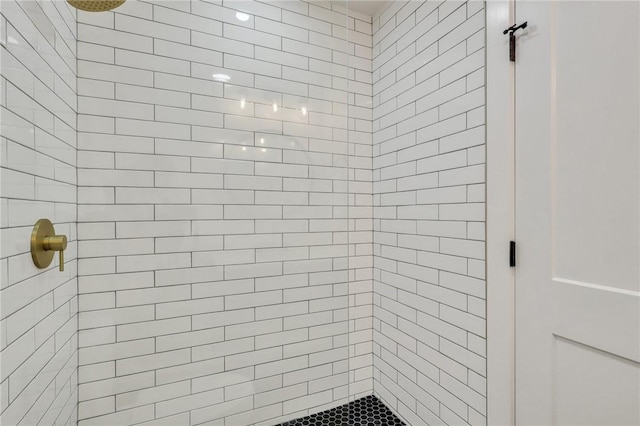 bathroom featuring tiled shower