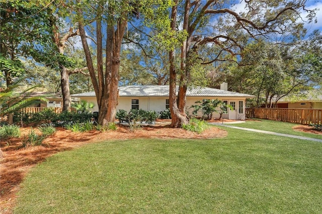 view of front of property featuring a front yard