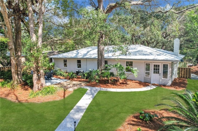 view of front facade featuring a front lawn