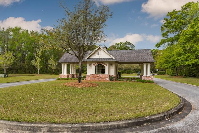 view of front of house featuring a front yard