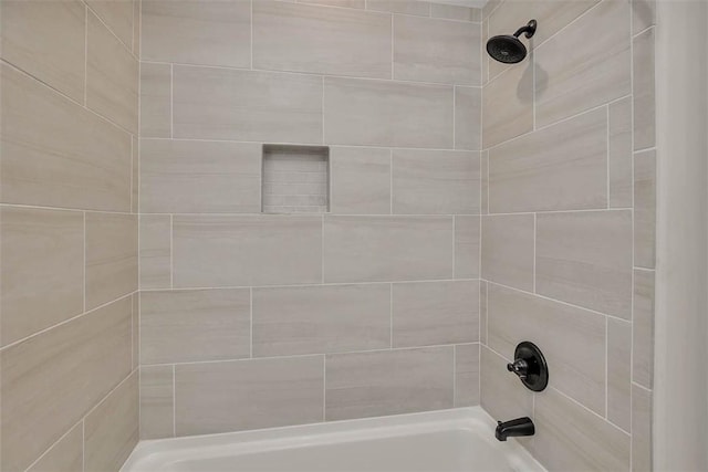 bathroom with tiled shower / bath