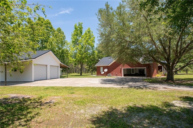 view of yard with an outdoor structure and a garage