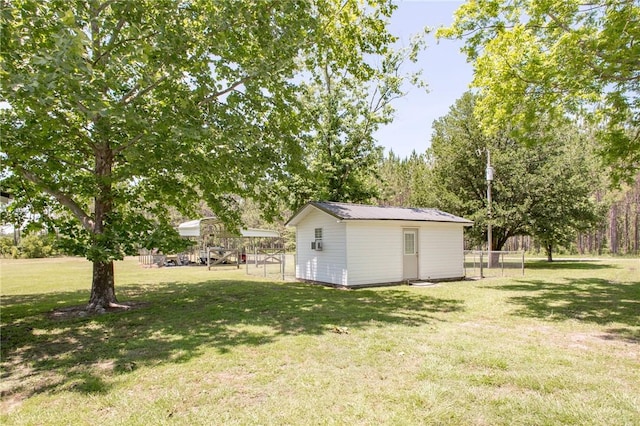 view of yard featuring a shed