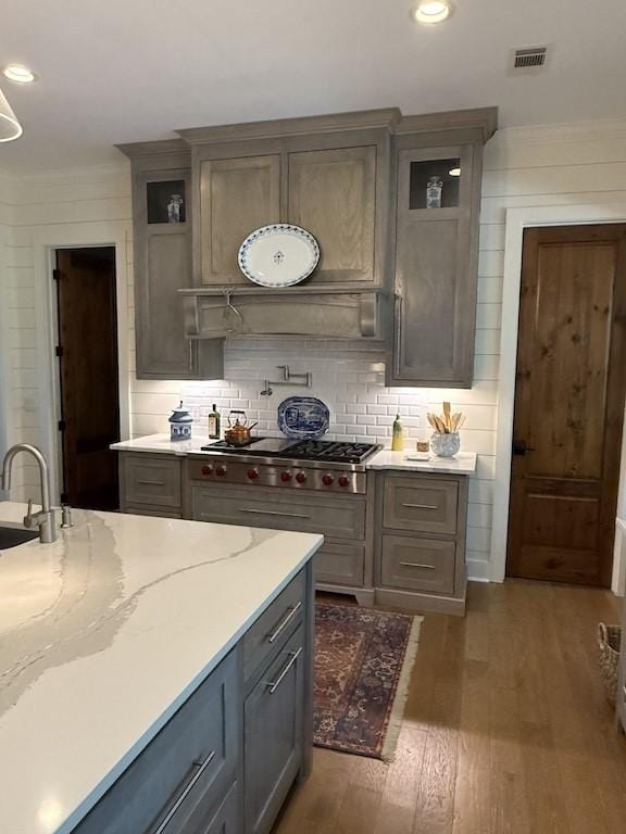 kitchen featuring stainless steel gas cooktop, wood finished floors, visible vents, backsplash, and recessed lighting