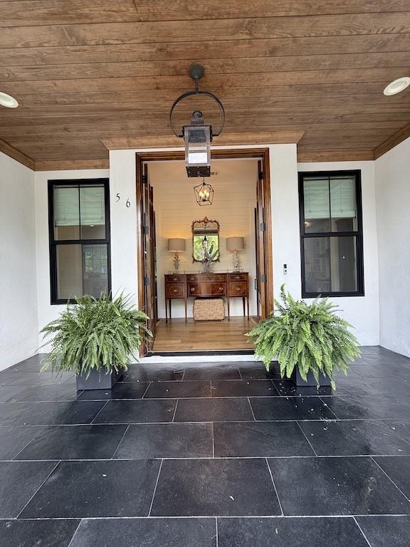 entrance to property featuring stucco siding and a porch