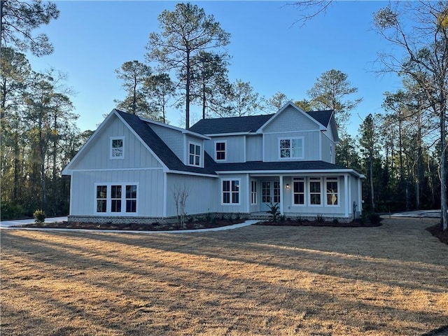 view of front of house featuring a front lawn