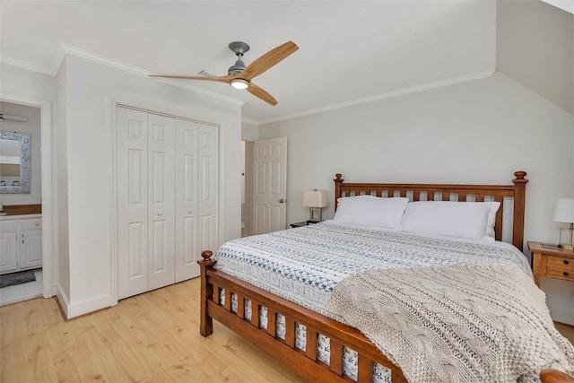 bedroom featuring a closet, light wood-style floors, crown molding, baseboards, and ceiling fan