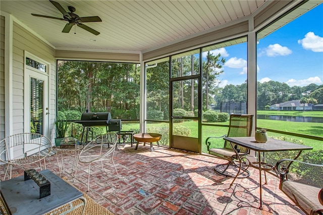 sunroom featuring ceiling fan