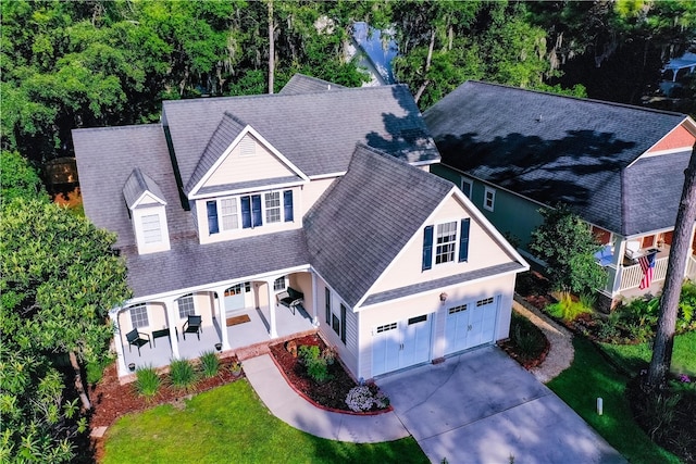 view of front of house featuring a front lawn and a garage