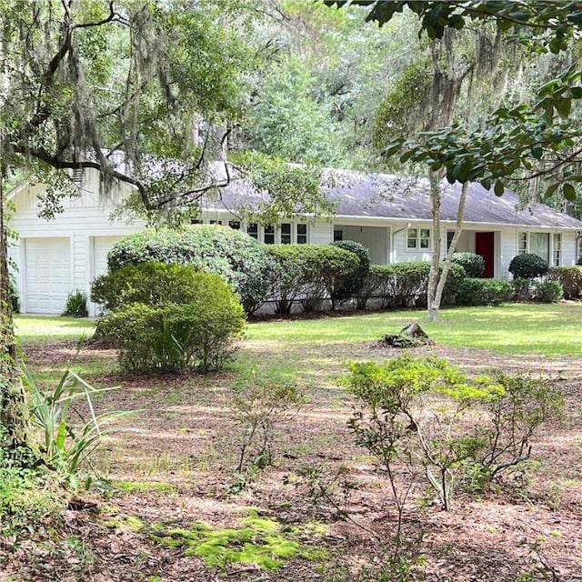 view of front of property with a front yard